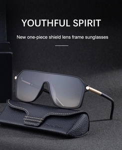 Détail de lunettes de soleil carrées avec décor doré et étui en cuir grainé