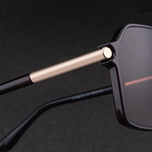 Détail de la charnière dorée et du numéro de modèle sur la branche des lunettes