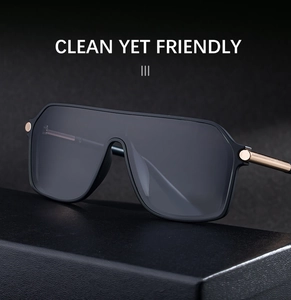 Détails de lunettes de soleil carrées oversize, monture mate noire et accents dorés