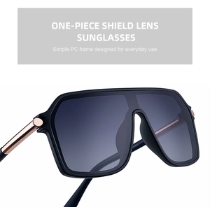Détail de lunettes de soleil carrées avec accents métalliques or rose sur monture noire PC