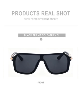 Vue frontale de lunettes de soleil carrées noires avec accents dorés et verres gris