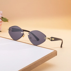 Lunettes de soleil œil-de-chat sans monture pour femmes avec verres violets et détails dorés