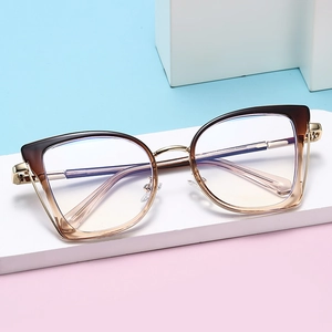 Montura de gafas cat-eye de moda con degradado champán y patillas de metal dorado