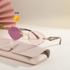 Lunettes de soleil œil de chat sans monture avec verres découpés et branches écaille