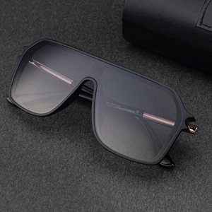 Lunettes de soleil carrées pour hommes avec verres sombres et détails métalliques