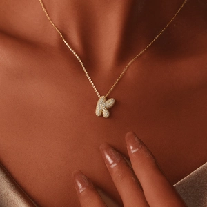 Collier doré avec pendentif initiale K en 3D serti de cristaux sur chaîne fine dorée