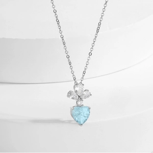 Détail macro du pendentif en pierre bleue en forme de cœur avec chaîne argentée