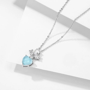 Élégant collier en argent avec pierre précieuse bleu clair en cœur et accents de zircon