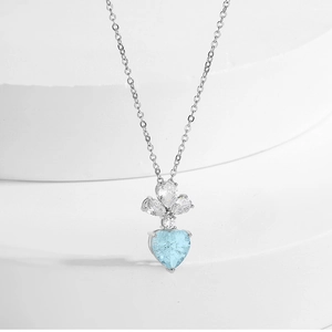 Collier avec pendentif cœur en argent, pierre bleue claire et zircons marquises
