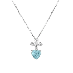 Pendentif cœur élégant en zircon bleu clair avec détails en diamant sur une chaîne en argent