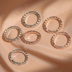 Luxuriöse geometrische Wabenringe mit kleinen Diamanten auf Champagner Seidenstoff