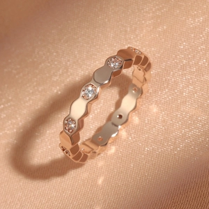 Eleganter roségoldener Wabenring mit Wellendesign und funkelnden runden Zirkonia