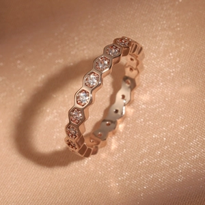 Eleganter Ring im Waben-Design aus Roségold mit funkelnden Kristallen auf Seide