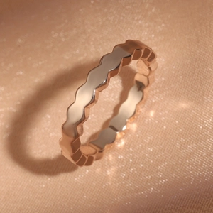 Luxuriöser roségoldener Wabenring mit elegantem geometrischem Wellendesign für Damen