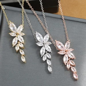 Élégant collier pendentif feuille taille marquise en finitions or, argent et or rose