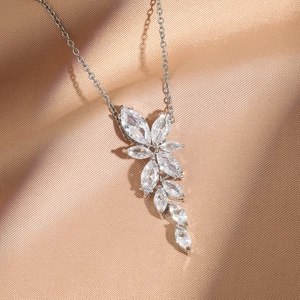 Collier élégant avec pendentif feuille en argent et zircons sur soie de champagne