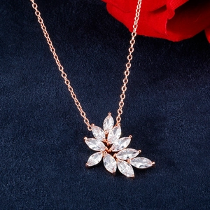 Détail du pendentif fleur en cristal marquise sur une chaîne en or rose et velours