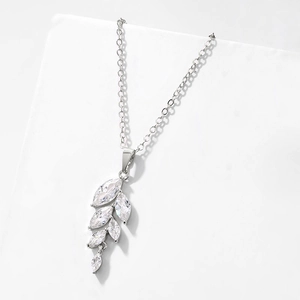 Détail du collier avec pendentif en feuilles de zircone marquise argenté et poli