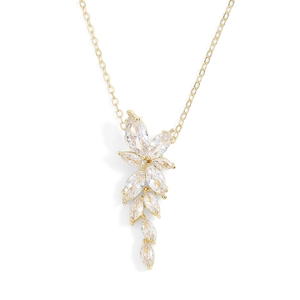 Élégant collier en or avec pendentif fleur en zircone étincelant sur fond blanc neutre