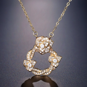 Collier en plaqué or 18 carats avec pendentif rose 3D serti de zircons étincelants