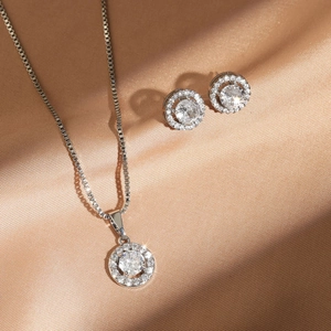 Ensemble élégant de collier et boucles d'oreilles en argent avec oxydes de zirconium