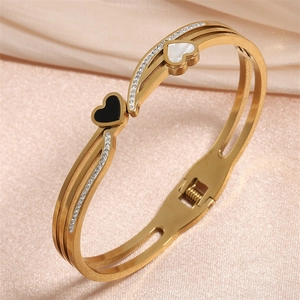 Bracelet triple rang en acier doré avec cœurs en nacre et zircons étincelants
