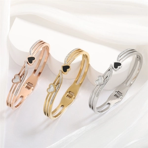 Détails des bracelets en forme de cœur avec incrustation de nacre et cristaux brillants