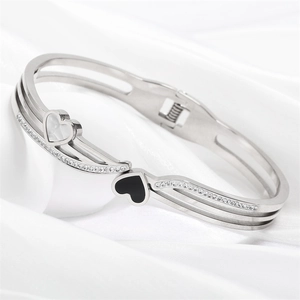 Détail du bracelet cœur en acier argenté avec nacre blanche et zircons incrustés