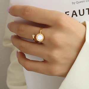 Bague ouverte en acier titane avec chiffres romains, nacre et un diamant brillant