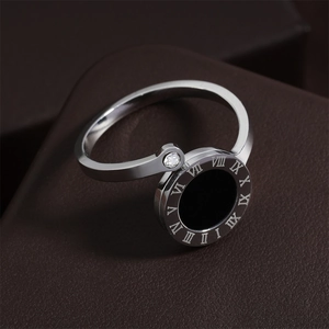 Détail de bague en titane argenté avec disque à chiffres romains et zircon brillant
