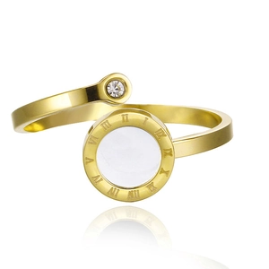 Vue détaillée de la bague dorée avec chiffres romains et pierre de zircon blanc