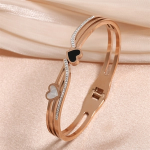 Bracelet jonc or rose avec double cœur en nacre et pavé de cristaux sur le côté