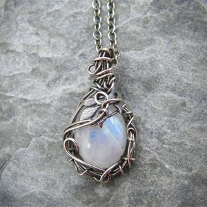 Collier bohème avec pendentif pierre de lune et feuilles en métal vintage