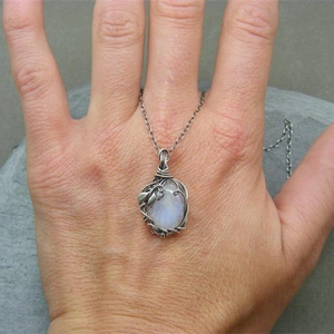 Collier bohème avec pendentif feuille en argent, pierre de lune et détails en fil