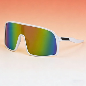 Sportliche Sportbrille in Elfenbein mit buntem Verlaufsglas und rutschfesten Bügeln