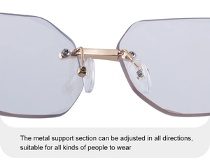 Détail des plaquettes dorées réglables et du pont métallique sur lunettes sans monture