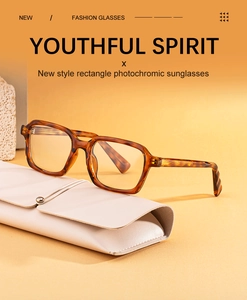 Vista de cerca de gafas de sol rectangulares de carey con lentes fotocromáticas