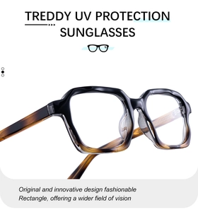 Detail view of TREDDY square tortoiseshell gradient frames with premium UV protection lenses