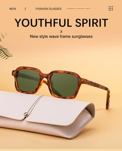 Lunettes de soleil carrées écaillées à monture ondulée avec étui en cuir beige sur orange