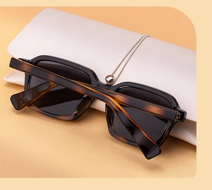Lunettes de soleil carrées en écaille avec une pochette de rangement en cuir crème