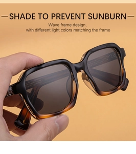 Détails de montures carrées ondulées noires et écailles avec verres gris anti-UV