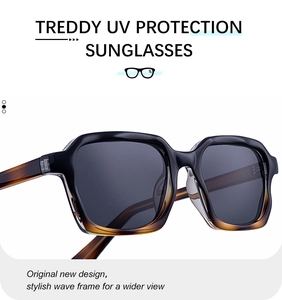 Gros plan de lunettes de soleil carrées avec monture ondulée et verres UV gris foncé