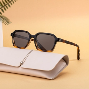 Lunettes de soleil carrées à la mode avec design noir et écaille et pochette en cuir
