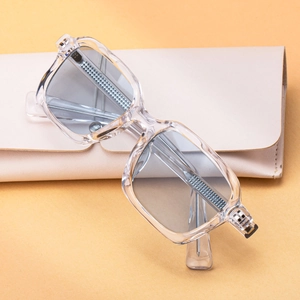 Lunettes de soleil rectangulaires modernes avec monture transparente et étui