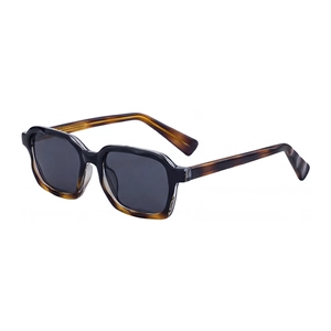 Lunettes de soleil carrées à motif écailles avec verres gris foncé et fini brillant