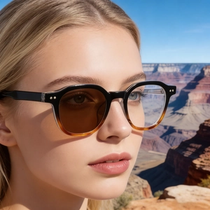 Lunettes photochromiques pour femme avec monture dégradée devant un paysage de canyon