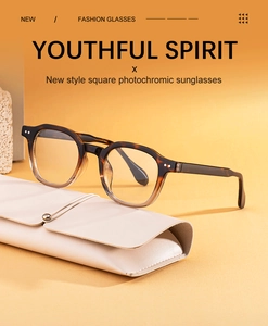 Gros plan de lunettes photochromiques écaillées avec étui de protection en cuir crème