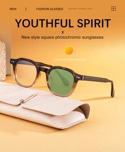 Détail de lunettes photochromiques écaille de tortue avec un étui en cuir crème
