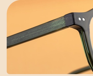 Détails de branches de lunettes en acétate vert foncé avec gravures vintage ciselées