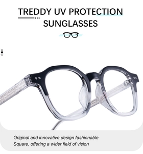 Détail de lunettes de soleil carrées avec gravure florale en métal sur les branches transparentes